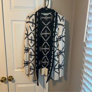 Maurices Black and White Geometric Pattern Women Sweater
